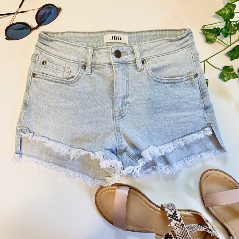 Light wash jean shorts | JBD